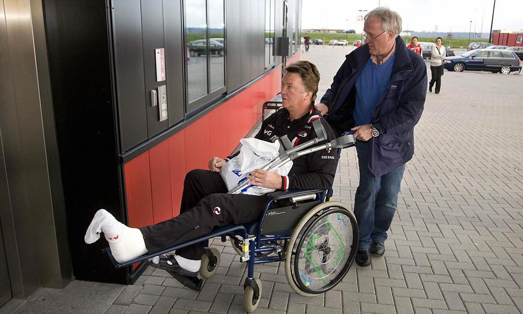 Watch Breaking Legs Online