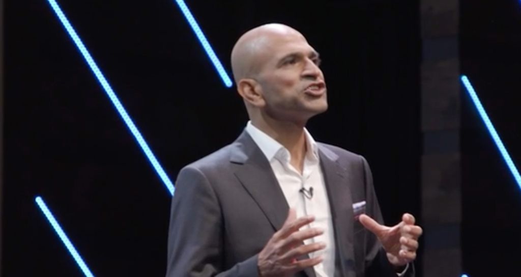 Caught on Camera: Wall Street Legend Stuns Crowd, Issues Urgent Buy